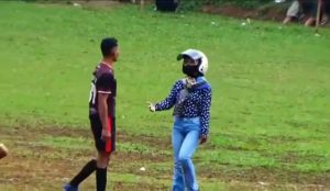 Istri jemput suami saat pertandingan sepakbola